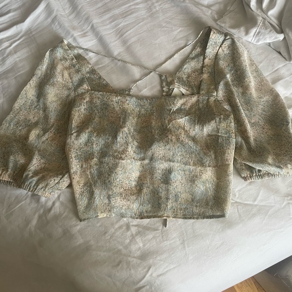 H&M Tops - Printed crop top